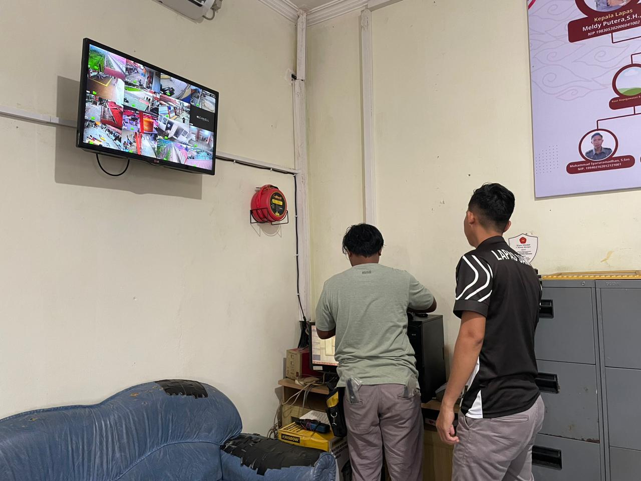 PERAWATAMN : Demi keamanan cctv lapas sampit dilakukan perawatan. (foto:meldy)