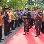 Pj Bupati Lamandau Lilis Suriani bersama unsur Forkopimda dan Kepala OPD, sambut Pejabat Kepala Kejaksaan Negeri (Kejari) Lamandau yang baru, Dezi Setiapermana, di rumah jabatan Bupati Lamandau, Kamis (11/7/2024).