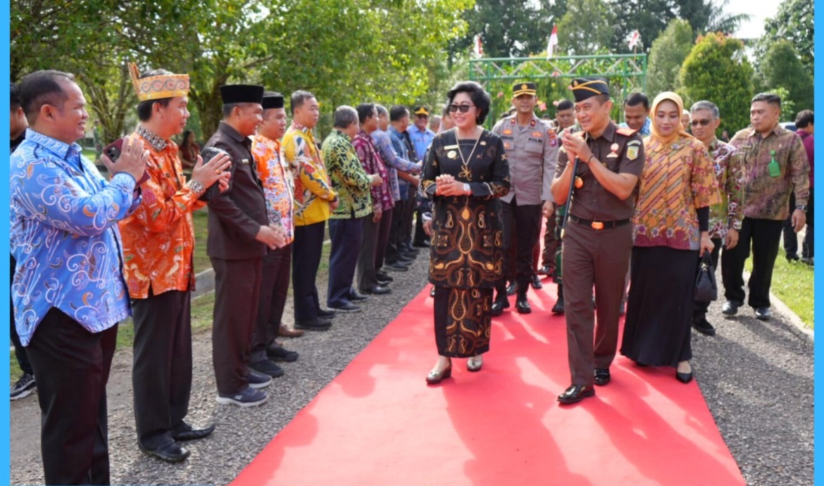 Pj Bupati Lamandau Lilis Suriani bersama unsur Forkopimda dan Kepala OPD, sambut Pejabat Kepala Kejaksaan Negeri (Kejari) Lamandau yang baru, Dezi Setiapermana, di rumah jabatan Bupati Lamandau, Kamis (11/7/2024).