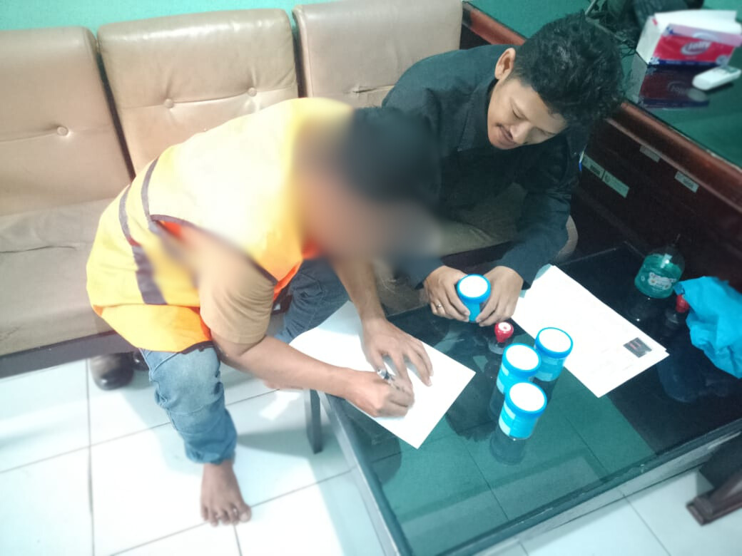 TES URINE : Salah satu WBP Lapas Sampit saat hendak melakukan tes urine dengan pengawalan petugas, Kamis (17/10/2024). (foto:meldy)