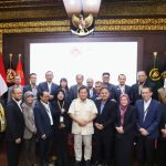 PELATIHAN : Rektor Universitas Palangka Raya, Prof. Dr. Ir. Salampak, M.S, berfoto bersama Menhan RI, Prabowo Subianto usai mengikuti pelatihan, di Kementerian Pertahanan Republik Indonesia. (foto:upr)