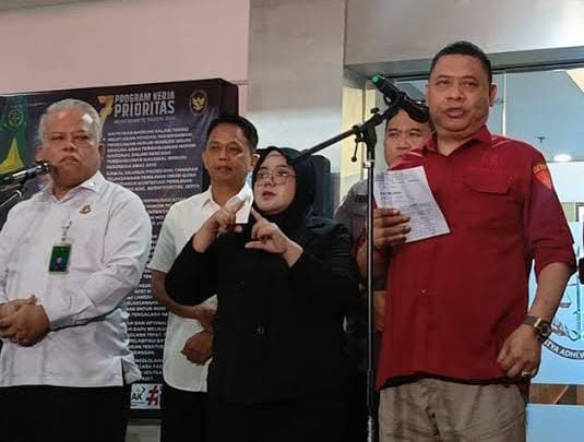 PRESS RILIS : Kapuspenkum Kejagung RI,Harli Siregar bersama Dirdik Jampidsus, Abdul Qohar saat konferensi pers terkait tiga hakim PN Surabaya, di gedung Kejaksaan Agung, Jakarta, Rabu (23/10/2024). (foto:ist)