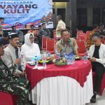 Penjabat (Pj) Bupati Lamandau Lilis Suriani nonton bareng pagelaran wayang kulit secara virtual, Jumat malam (5/7/2024) di Joglo Polres Lamandau.