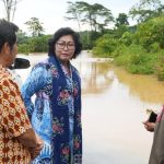 Penjabat (Pj) Bupati Lamandau, Lilis Suriani yang didampingi Kepala Dinas dan Sekretaris Camat Lamandau meninjau banjir yang terjadi di ruas jalan trans Kalimantan di Desa Penopa, Kecamatan Lamandau, Jumat (5/7/2024).