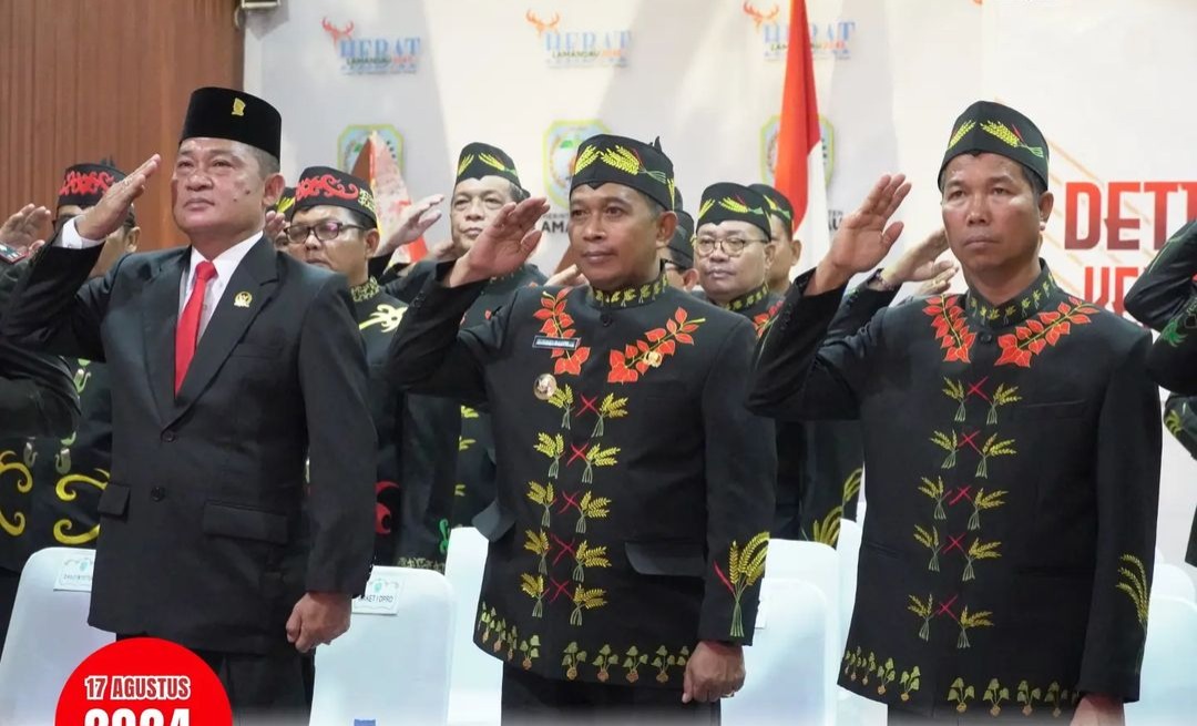 Pj Bupati Lamandau, Said Salim, bersama sejumlah unsur Forkopimda, Sekretaris Daerah, dan sejumlah kepala OPD, mengikuti peringatan Detik-Detik Proklamasi Kemerdekaan Republik Indonesia ke-79 tahun 2024, secara virtual di aula Setda Lamandau, Sabtu (17/8/2024).