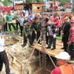 PELETAKKAN BATU PERTAMA : Pj Bupati Barsel, Deddy saat melakukan peletakan batu pertama pembangunan Rumah Betang DAD.