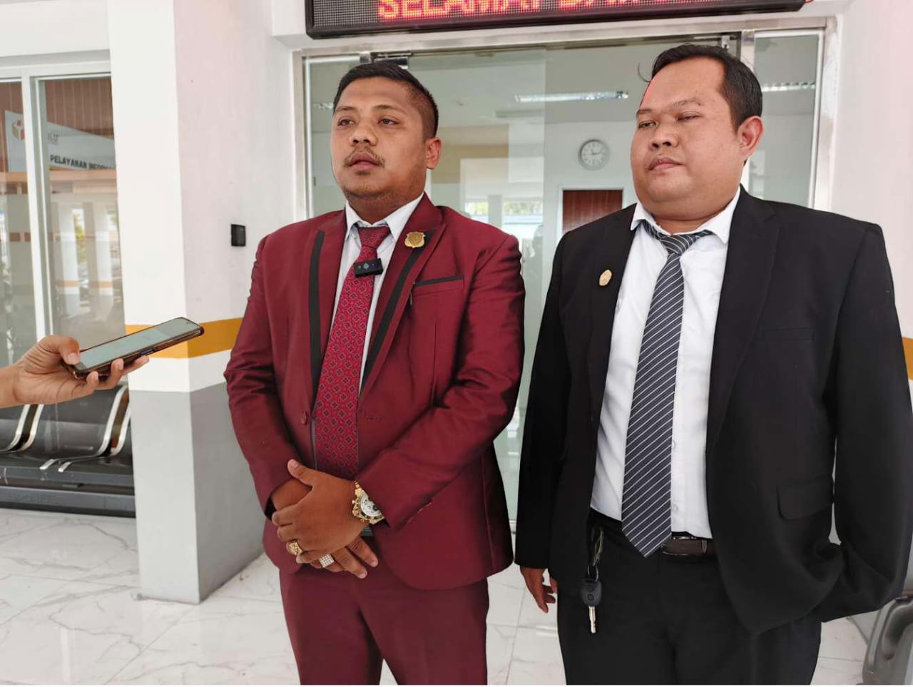 PENJELASAN : Jeffriko Seran dan Yunanto selaku kuasa hukum Alfian Mawardi dan Rahmat Hidayat saat memberikan penjelasan usai memberikan klarifikasi ke Bawaslu Kalteng, Senin (7/10/2024). (foto:ardi)