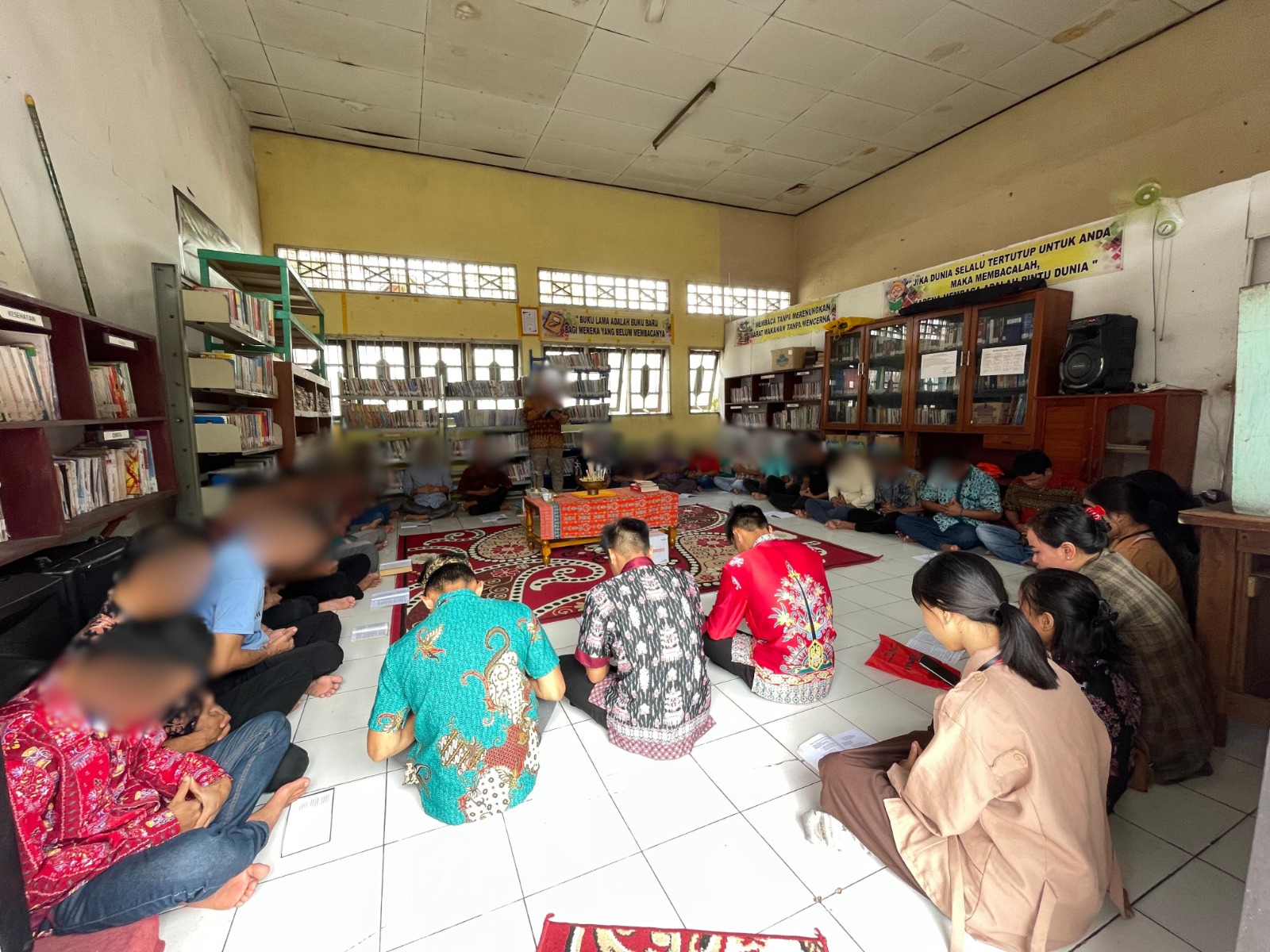 IBADAH : Warga Binaan Pemasyarakatan (WBP) umat Hindu di Lembaga Pemasyarakatan Kelas IIB Sampit kembali melaksanakan ibadah Basarah, agama hindu, di Lapas Sampit, Kamis (17/10/2024). (foto:meldy)