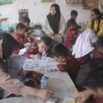 PERKENALKAN BUDAYA : Tim Program Program Pemberdayaan Masyarakat (PPM) dosen dan mahasiswa FKIP UPR memperkenalkan program kepada anak-anak RA Hidayatul Insan sebagai kelompok sasaran terutama identitas. (foto:upr)