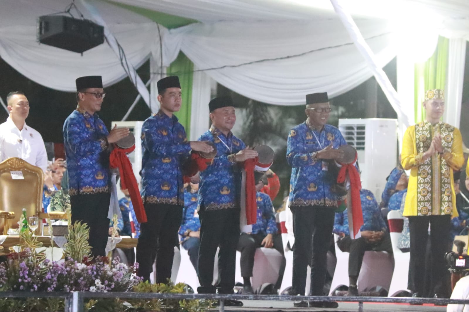 BUKA MTQ : Gubernur Kalteng, Sugianto Sabran mendampingi Wakil Presiden (Wapres) Gibran Rakabuming saat membuka secara resmi Musabaqah Tilawatil Qur`an (MTQ) VII KORPRI Tingkat Nasional Tahun 2024, di Halaman Kantor Gubernur Kalteng, Senin (4/11/2024). (foto:mmc)