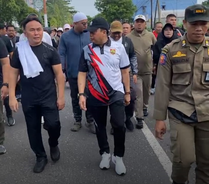 JALAN SEHAT BERKAH : Pemerintah Provinsi Kalimantan Tengah menyelenggarakan Jalan Sehat Berkah bersama Gubernur Kalteng, Sugianto Sabran dan Ketua TP PKK Prov Kalteng Ivo Sugianto Sabran di Bumi Habaring Hurung, yang dipusatkan di Taman Kota Sampit, Minggu (10/11/2024). (foto:mmc)