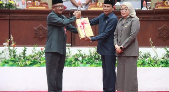 PENYERAHAN : Plt Sekda Kalteng, Katma F Dirun saat menyerahkan naskah Nota Keuangan dan APBD Tahun 2025 kepada Ketua DPRD Kalteng sementara, Arthon S Dohong, di Gedung DPRD Kalteng, Senin (11/11/2024). (foto:mmc)