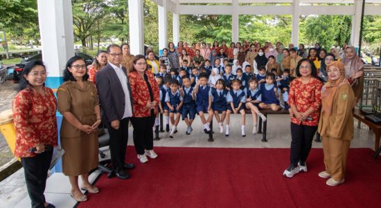 Foto bersama dalam kegiatan sosiasliasi di TK Bakuwu (Foto : Ist)