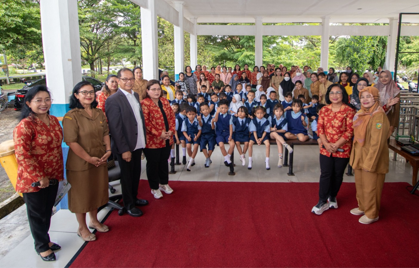 Foto bersama dalam kegiatan sosiasliasi di TK Bakuwu (Foto : Ist)