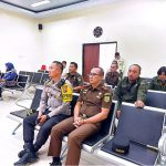 HADIRI PERSIDANGAN : Kapolres Lamandau, AKBP Bronto Budiyono bersama Kajari Lamandau, Dezi Setiapermana saat menghadiri persidangan perkara narkotika jenis sabu-sabu seberat 33,6 kilogram dengan agenda putusan, di PN Nanga Bulik, Senin (11/11/2024). (foto:ist)