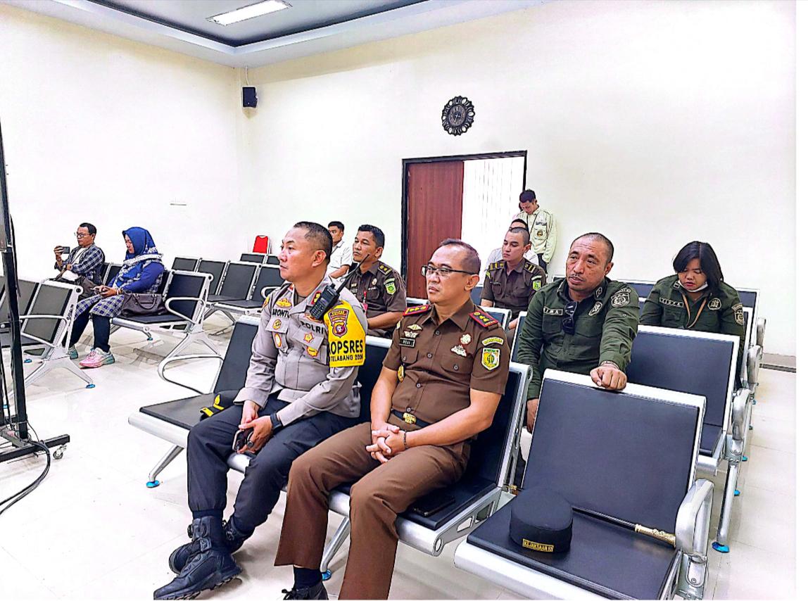 HADIRI PERSIDANGAN : Kapolres Lamandau, AKBP Bronto Budiyono bersama Kajari Lamandau, Dezi Setiapermana saat menghadiri persidangan perkara narkotika jenis sabu-sabu seberat 33,6 kilogram dengan agenda putusan, di PN Nanga Bulik, Senin (11/11/2024). (foto:ist)