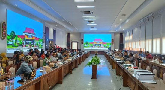 Ketua Sementara DPRD Provinsi Kalteng, Arton S Dohong bersama jajaran saat menerima aspirasi dari massa aksi yang tergabung dalam Aliansi Masyarakat Bersatu Menyelamatkan APBD (Foto : Ist)