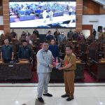 Wakil Ketua II DPRD kabupaten Kapuas, Evan Rahman Saputra, menerima LKPj Bupati Kapuas 2023 dari Pj Bupati Kapuas, Erlin Hardi, pada rapat paripurna (Foto : Ist)