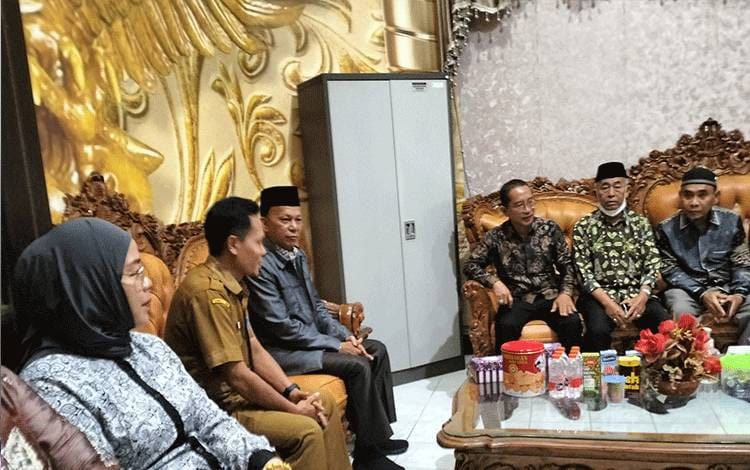 Kasubbag TU dan Kepegawaian Sekretariat DPRD Kapuas, Achmad Norhan saat menerima kunker Komisi I DPRD Barito Kuala (Foto : Ist)