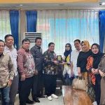 Komisi II DPRD Kabupaten Kapuas, melakukan foto bersama dan menyerahkan cendramata dalam kunker ke DPRD Kota Banjarmasin (Foto : Ist)