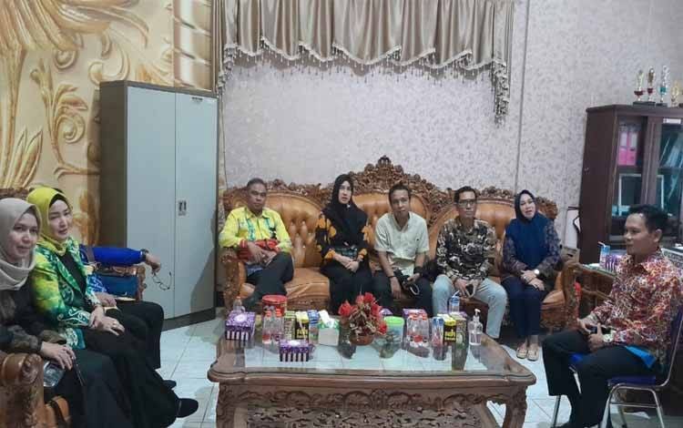 Kasubbag TU dan Kepegawaian Sekretariat DPRD Kapuas, Achmad Nurhan saat menerima kunker Anggota DPRD Kotabaru (Foto : Ist)