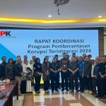 Sejumlah anggota dan calon anggota DPRD Kabupaten Kapuas, melakukan foto bersama usai kegiatan rakor program pemberantasan korupsi terintegrasi 2024, di DPRD setempat (Foto : Ist)