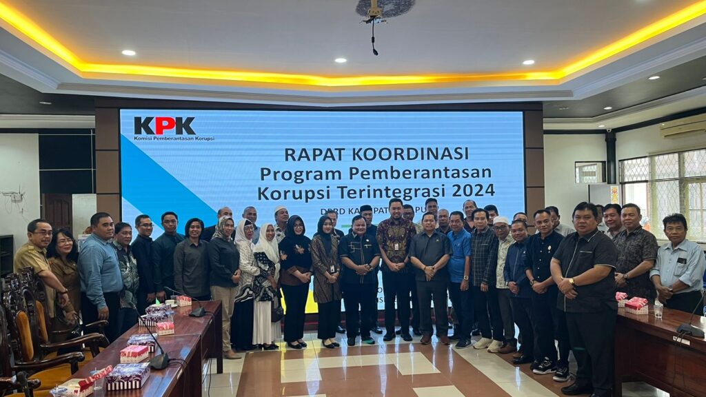 Sejumlah anggota dan calon anggota DPRD Kabupaten Kapuas, melakukan foto bersama usai kegiatan rakor program pemberantasan korupsi terintegrasi 2024, di DPRD setempat (Foto : Ist)