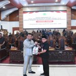 Pj Bupati Kapuas, Erlin Hardi, menyerahkan Raperda RPJPD 2025-2045 ke Wakil Ketua DPRD Kabupaten Kapuas, Evan Rahman Sahputra, dalam rapat paripurna (Foto : Ist)