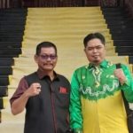 Anggota Komisi IV DPRD Kapuas, Aldhika Kurniawan dan Thosibae Limin, melakukan foto bersama usai kunker ke DPRD Provinsi Kalsel (Foto : Ist)