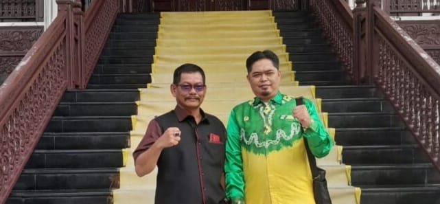 Anggota Komisi IV DPRD Kapuas, Aldhika Kurniawan dan Thosibae Limin, melakukan foto bersama usai kunker ke DPRD Provinsi Kalsel (Foto : Ist)