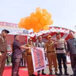 Pj Bupati Kapuas, Erlin Hardi, Forkopimda dan stakehoder terkait saat peluncuran Program Kencana antisipasi Karhutla, ditandai dengan pelepasan balon ke udara (Foto : Ist)