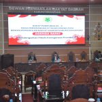 Asisten I Setda Kapuas Romulus, beserta jajaran Forkompinda Kapuas, mendengarkan pidato kenegaraan Presiden RI dalam Rapat Paripurna ke-5 Masa Persidangan III Tahun sidang 2024 DPRD Kabupaten Kapuas (Foto : Ist)