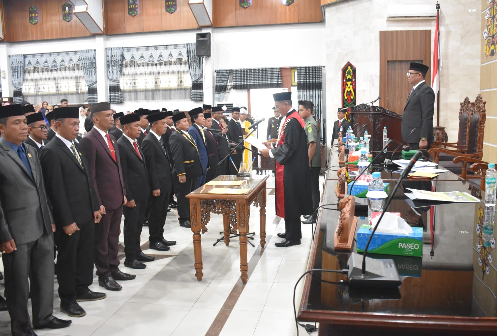 Ketua Pengadilan Negeri Kapuas Arief Kadarmo, melantik 40 anggota DPRD Kabupaten Kapuas, masa jabatan 2024-2029, di gedung DPRD setempat (Foto : Ist)