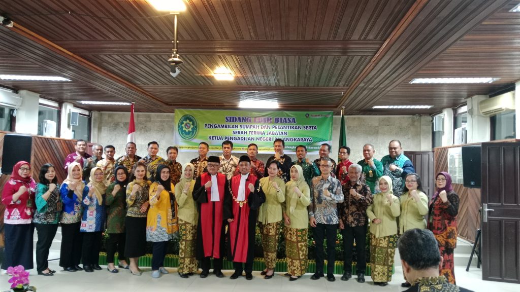 Keluarga Besar PN Palangka Raya saat berfoto bersama