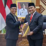 Wakil Gubernur Kalteng, Edy Protowo saat menyerahkan DIPA Tahun 2025 kepada Rektor UPR, Prof. Dr. Ir Salampak M.S (Foto : Ist)