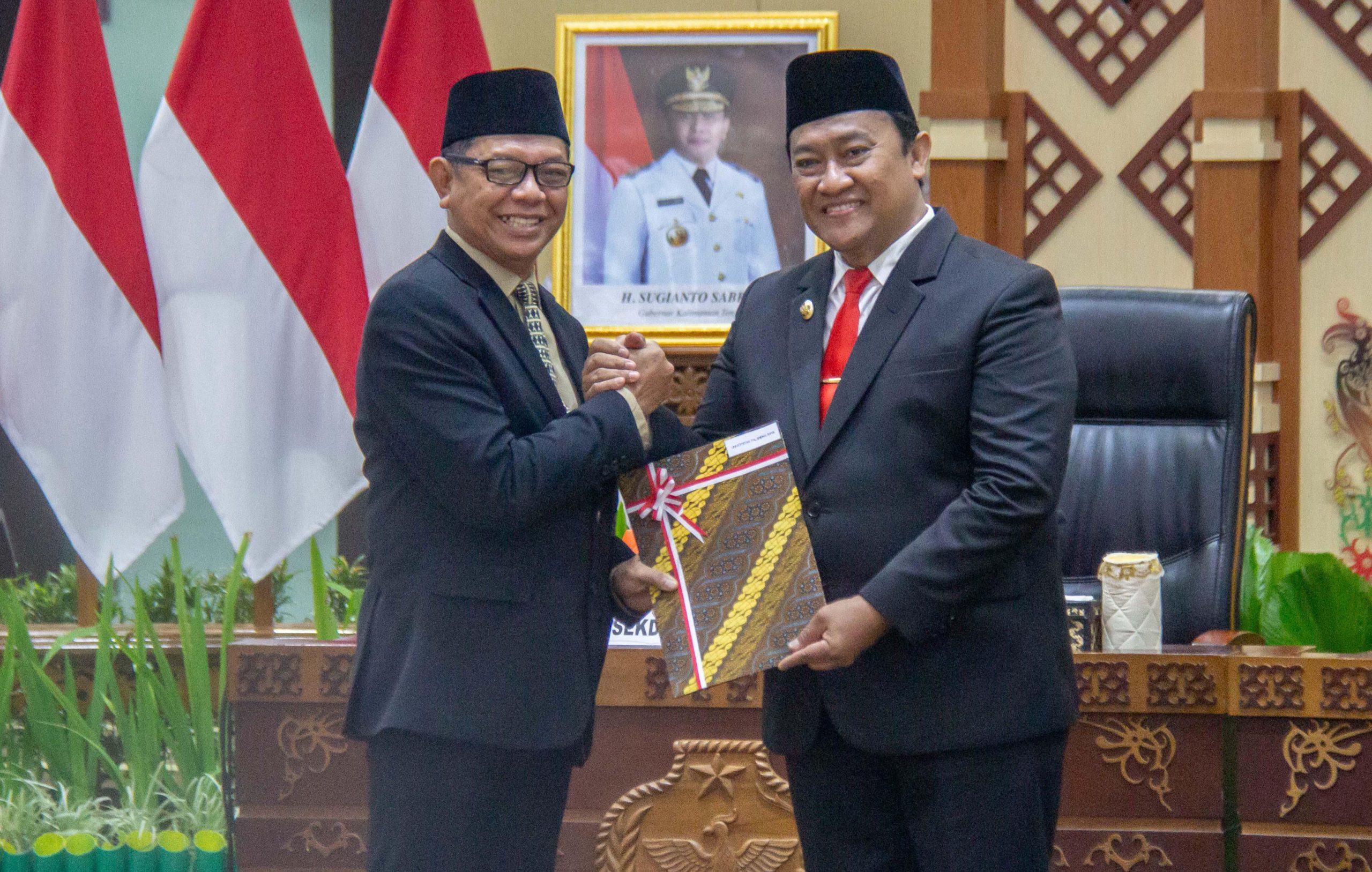 Wakil Gubernur Kalteng, Edy Protowo saat menyerahkan DIPA Tahun 2025 kepada Rektor UPR, Prof. Dr. Ir Salampak M.S (Foto : Ist)