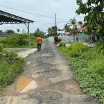 JALAN RUSAK : Ketua Komisi IV DPRD Kabupaten Kapuas, Arhensa Mullah Muhammad, melakukan foto bersama warga jalan Garuda Kuala Kapuas, Sabtu (2/11/2024). (foto:ist)