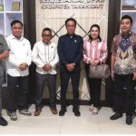 KUNJUNGAN: Jajaran Komisi I DPRD Kapuas, kala berfoto bersama perwakilan DPRD Tanah Laut. (foto:ist)