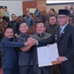 KESEPAKATAN : Suasana penandatanganan nota kesepakatan KUA-PPAS APBD Kabupaten Kapuas, tahun anggaran 2025, di DPRD Kapuas, Senin (11/11/2024). (foto:ist)