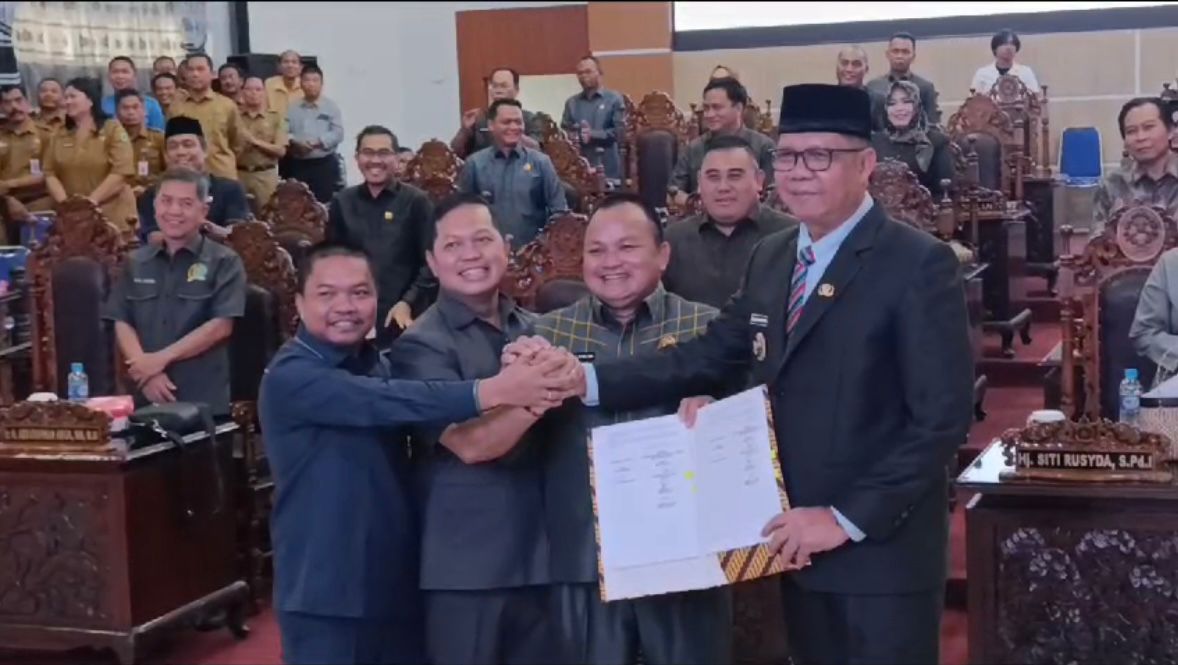 KESEPAKATAN : Suasana penandatanganan nota kesepakatan KUA-PPAS APBD Kabupaten Kapuas, tahun anggaran 2025, di DPRD Kapuas, Senin (11/11/2024). (foto:ist)