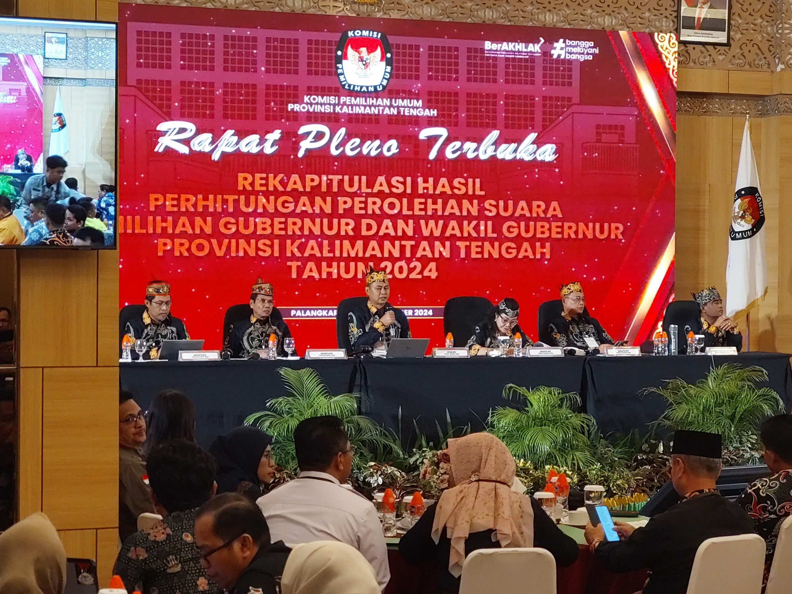 REKAPITULASI : Rapat Pleno Terbuka Rekapitulasi Hasil Perhitungan Perolehan Suara Pemilihan Gubernur dan Wakil Gubenur Kalteng tahun 2024 yang digelar oleh KPU Kalteng, Minggu, (8/12/2024). (foto:ardi)