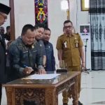 NOTA KESEPAHAMAN: Suasana penandatanganan nota kesepakatan KUA-PPAS APBD Kabupaten Kapuas, tahun anggaran 2025, di DPRD Kapuas, Senin (11/11/2024). (foto:ist)