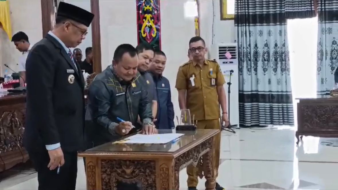 NOTA KESEPAHAMAN: Suasana penandatanganan nota kesepakatan KUA-PPAS APBD Kabupaten Kapuas, tahun anggaran 2025, di DPRD Kapuas, Senin (11/11/2024). (foto:ist)