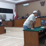 KONSULTASI : Terdakwa Ahyar saat berkonsultasi dengan Penasehat Hukumnya yakni Pua Hardinata usai mendengarkan vonis, di Pengadilan Tipikor Palangka Raya, Rabu (18/12/2024). (foto:ardi)