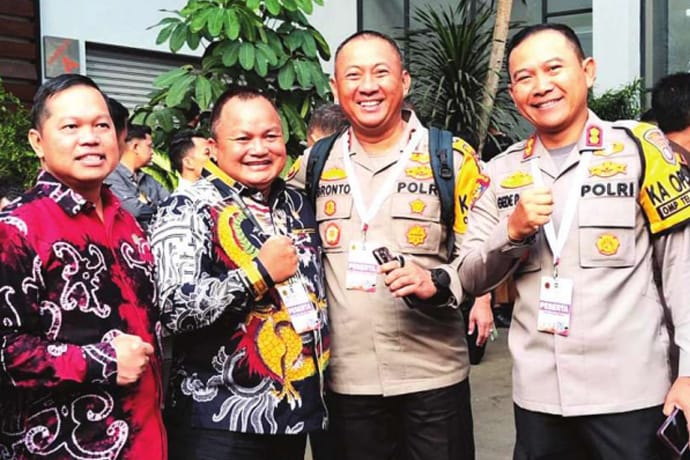 RAKORNAS : Ketua DPRD Kabupaten Kapuas Ardiansah dan Wakil Ketua I Yohanes bersama Kapolres Kapuas AKBP Gede Pasek Muliadnyana, serta Kapolres Lamandau Bronto Budiyono di sela kegiatan Rakornas di Sentul Bogor, Kamis (7/11/2024). (foto:ist)