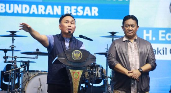 PERGANTIAN TAHUN : Gubernur Kalteng, H. Sugianto Sabran bersama Wagub Kalteng, H. Edy Pratowo menghadiri Malam Lepas Sambut Tahun 2024-2025 Pemerintah Provinsi Kalimantan Tengah, yang dipusatkan di Bundaran Besar Palangka Raya, Selasa ( 31/12/2024). (foto:mmc)