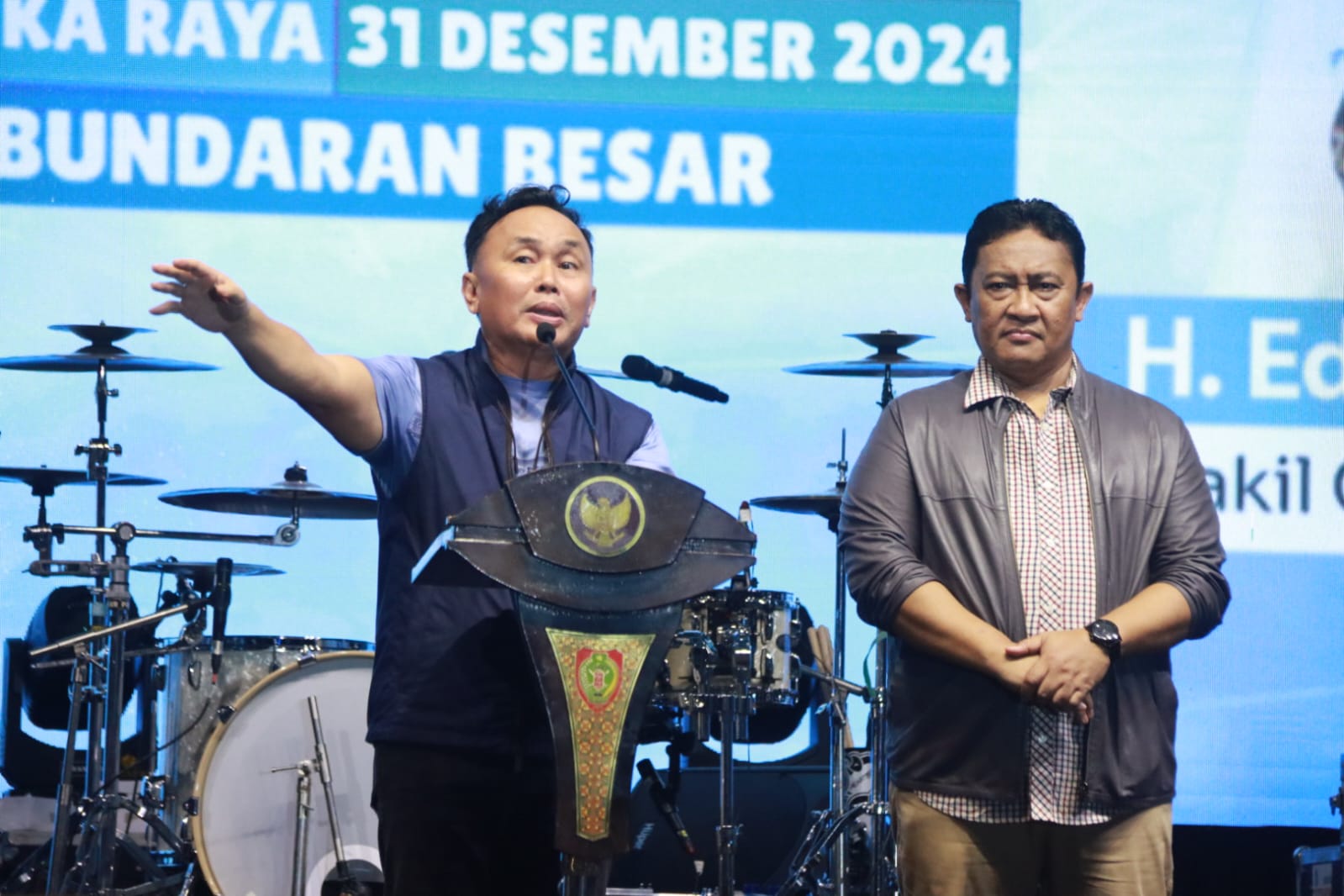 PERGANTIAN TAHUN : Gubernur Kalteng, H. Sugianto Sabran bersama Wagub Kalteng, H. Edy Pratowo menghadiri Malam Lepas Sambut Tahun 2024-2025 Pemerintah Provinsi Kalimantan Tengah, yang dipusatkan di Bundaran Besar Palangka Raya, Selasa ( 31/12/2024). (foto:mmc)