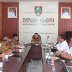 KUNJUNGAN : Kepala Dinas Energi dan Sumber Daya Mineral (ESDM) Provinsi Kalimantan Tengah, Vent Christway menerima kunjungan dari Manager PLN Unit Pelaksana Proyek Kelistrikan Kalimantan Selatan, Winardi dan Manager Unit Pelaksana Proyek Ketenagalistrikan (UP2K) PT. PLN (Persero) Kalteng, Sugianto beserta tim, di ruang rapat Kepala Dinas ESDM, Selasa (7/1/2025). (foto:mmc)