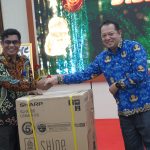 PENYERAHAN DORPRIZE : Kadiskominfosantik Kalteng, Agus Siswadi saat menyerahkan dorprize saat perayaan suka cita natal keluarga besar Diskominfosantik Kalteng, Jumat (17/1/2025). (foto:mmc kalteng)