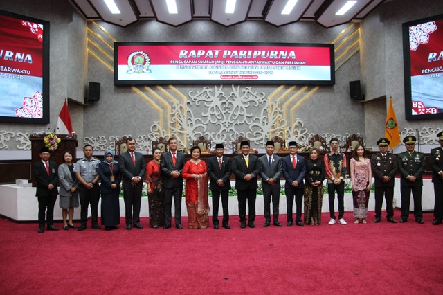 Wakil Gubernur Kalimantan Tengah (Kalteng), H. Edy Pratowo menghadiri Rapat Paripurna Pengucapan Sumpah/Janji Pengganti Antarwaktu (PAW) dan Peresmian Pengangkatan Anggota DPRD Prov. Kalteng Masa Jabatan Tahun 2024 – 2029, bertempat di Ruang Rapat Paripurna Lt. III Kantor DPRD Prov. Kalteng, Senin (20/01/2025).